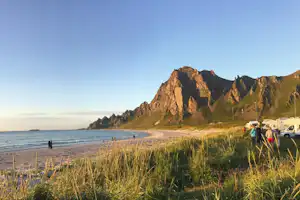 Midnattsol Camping Bleik - Wohnwagen- und Zeltstellplatz mit Blick auf Berge udn Strand