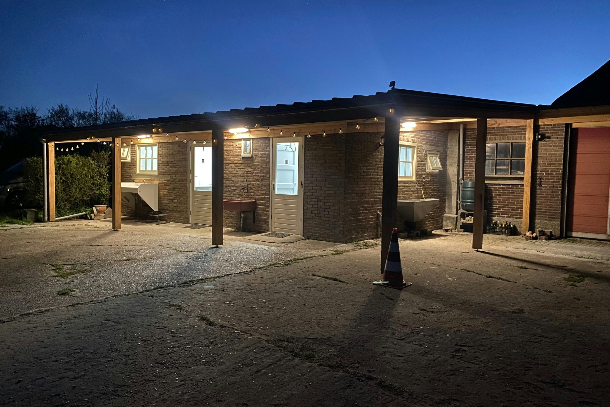 Mini camping Hoeve Voorwaarts - Blick auf das Sanitärgebäude auf dem Campingplatz