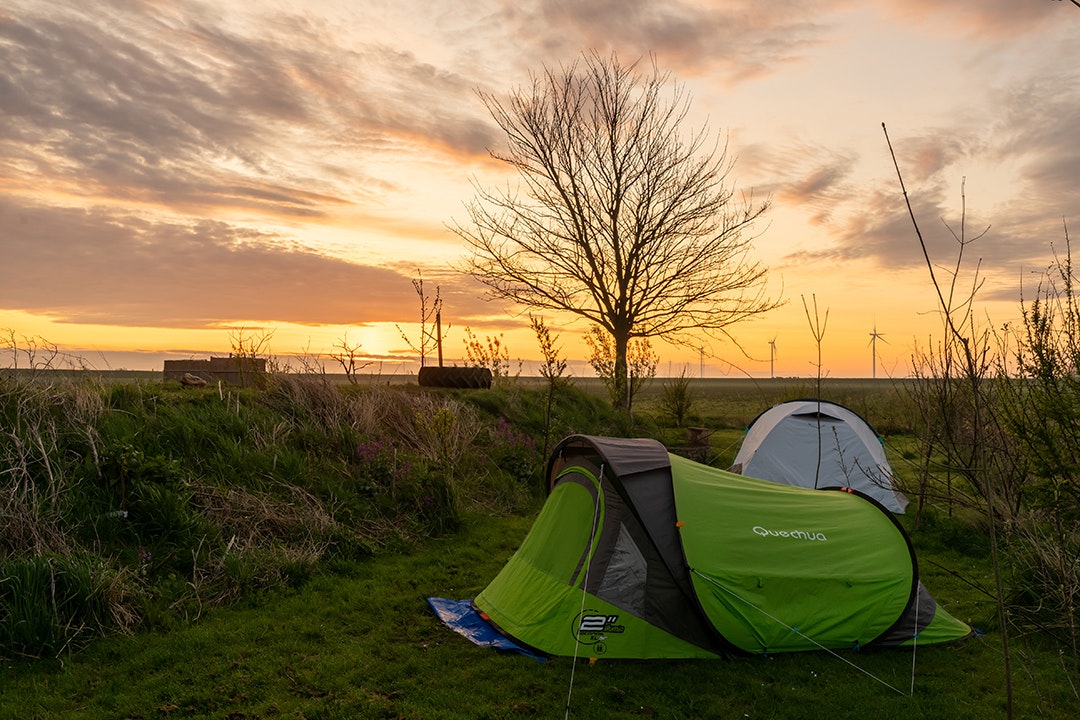 Mini camping Johanna’s Bos - Blick auf die Zeltwiese bei Sonnenuntergang