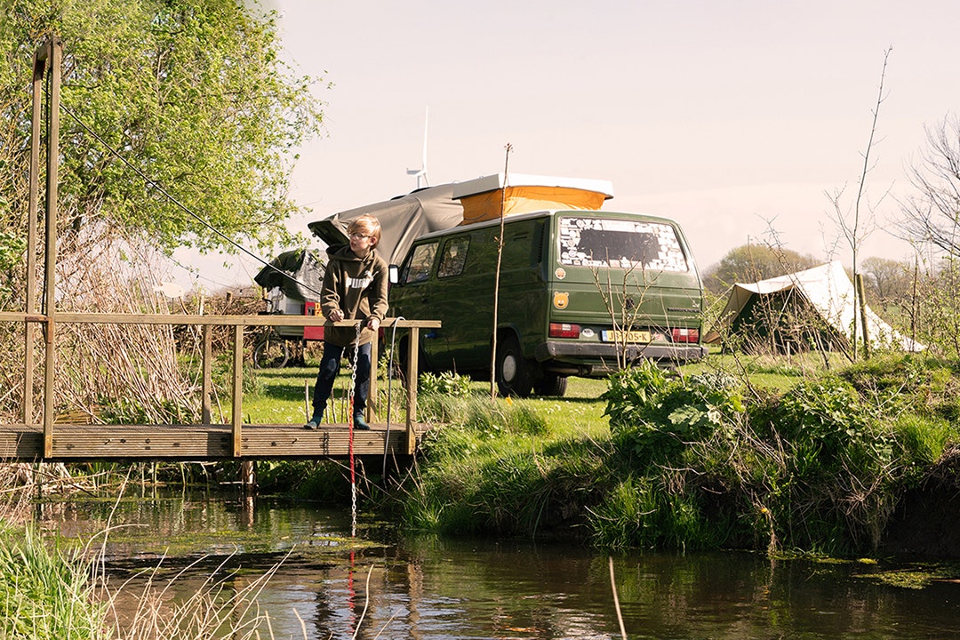Mini camping Johanna’s Bos - Standplatz am Bach auf dem Campingplatz