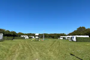 Mini Camping Klaproosje - Kinderspielplatz auf der Standplatzwiese