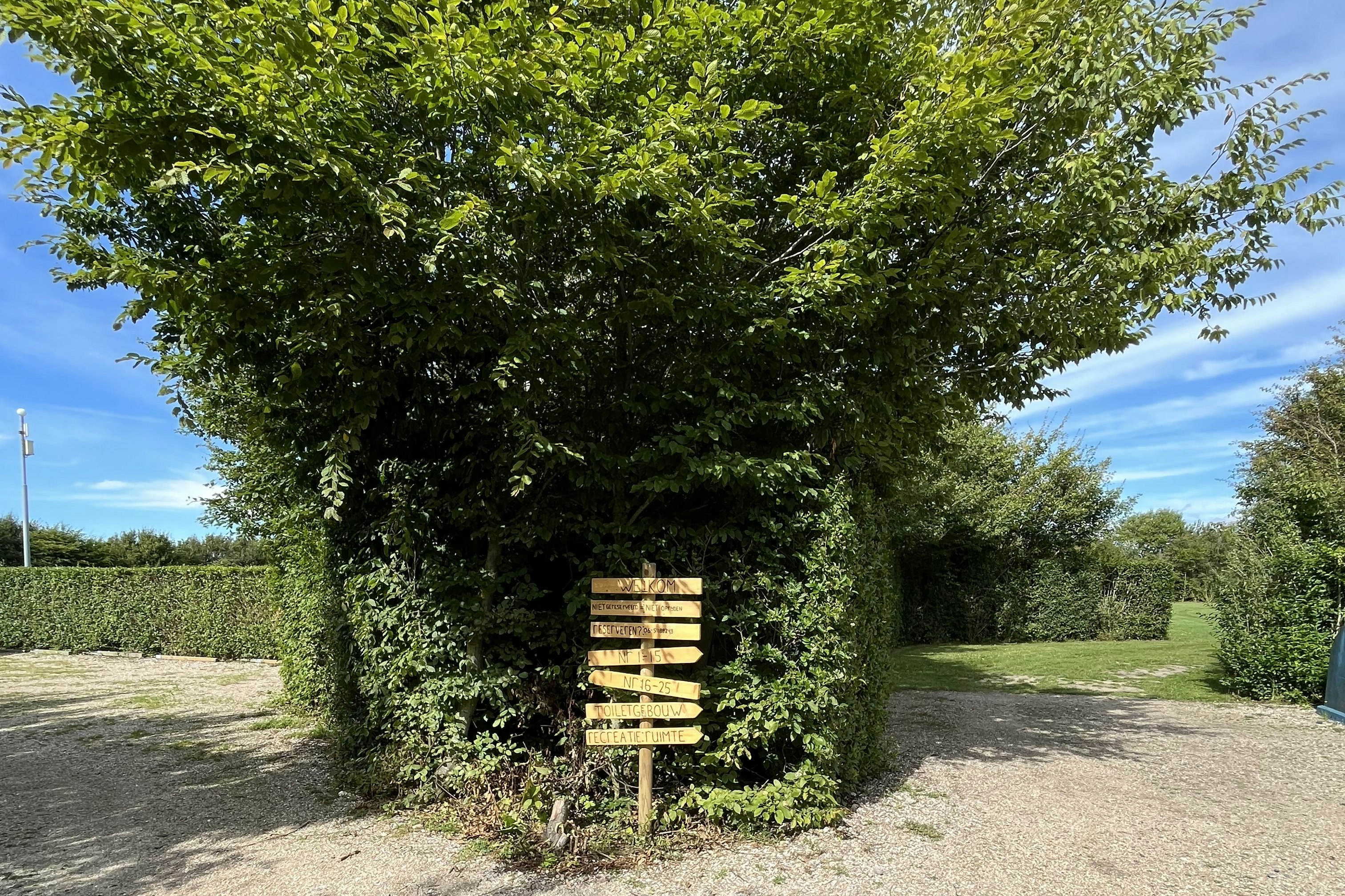 Mini Camping Klaproosje - Wegweiser auf dem Campingplatz
