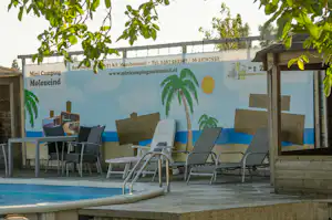 Mini Camping Moleneind - Liegestühle am Pool des Campingplatzes
