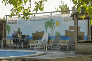 Mini Camping Moleneind - Liegestühle am Pool des Campingplatzes