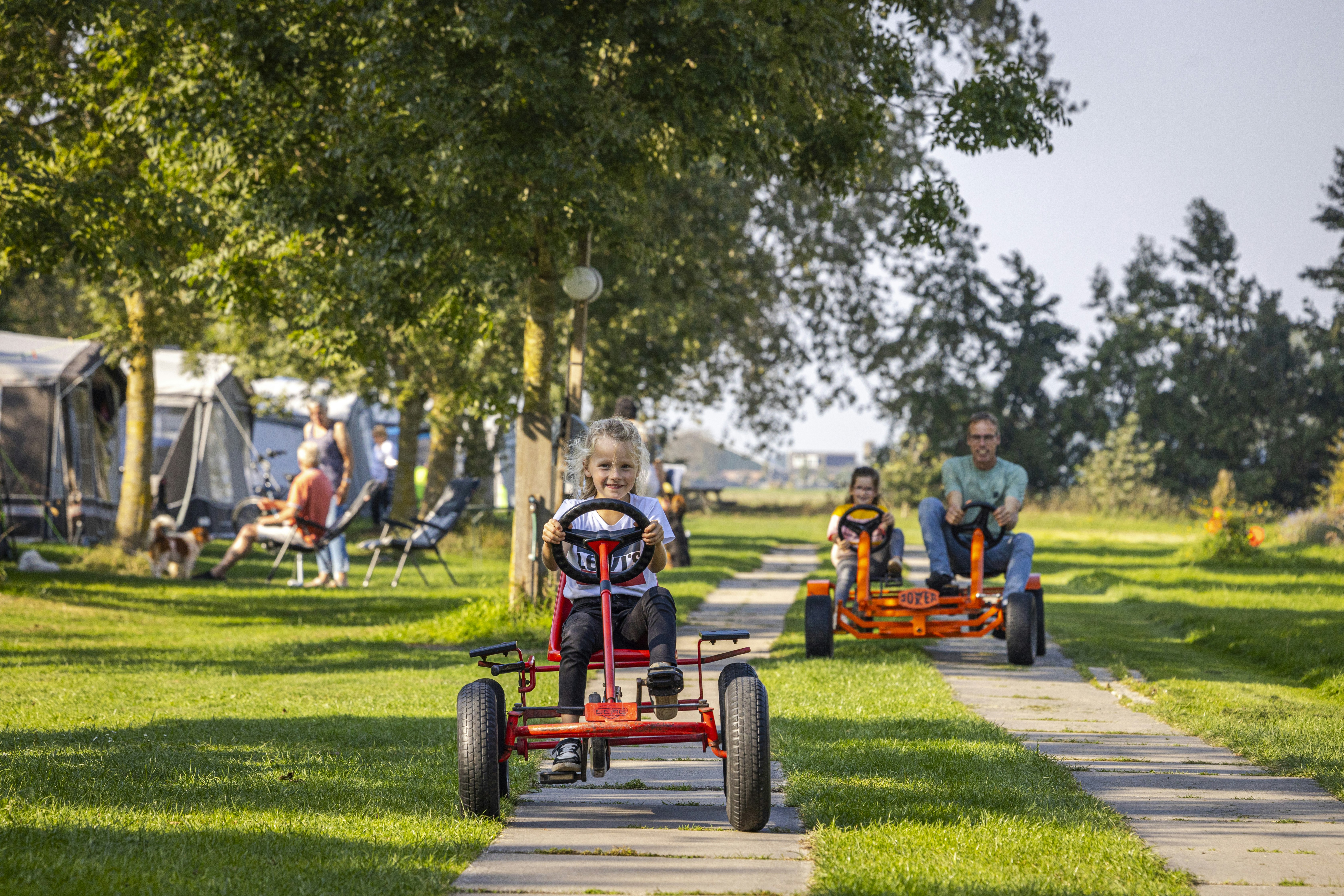Camping Slingeland  Mini Camping Slingeland - Kinder beim Kartfahren auf dem Campingplatz