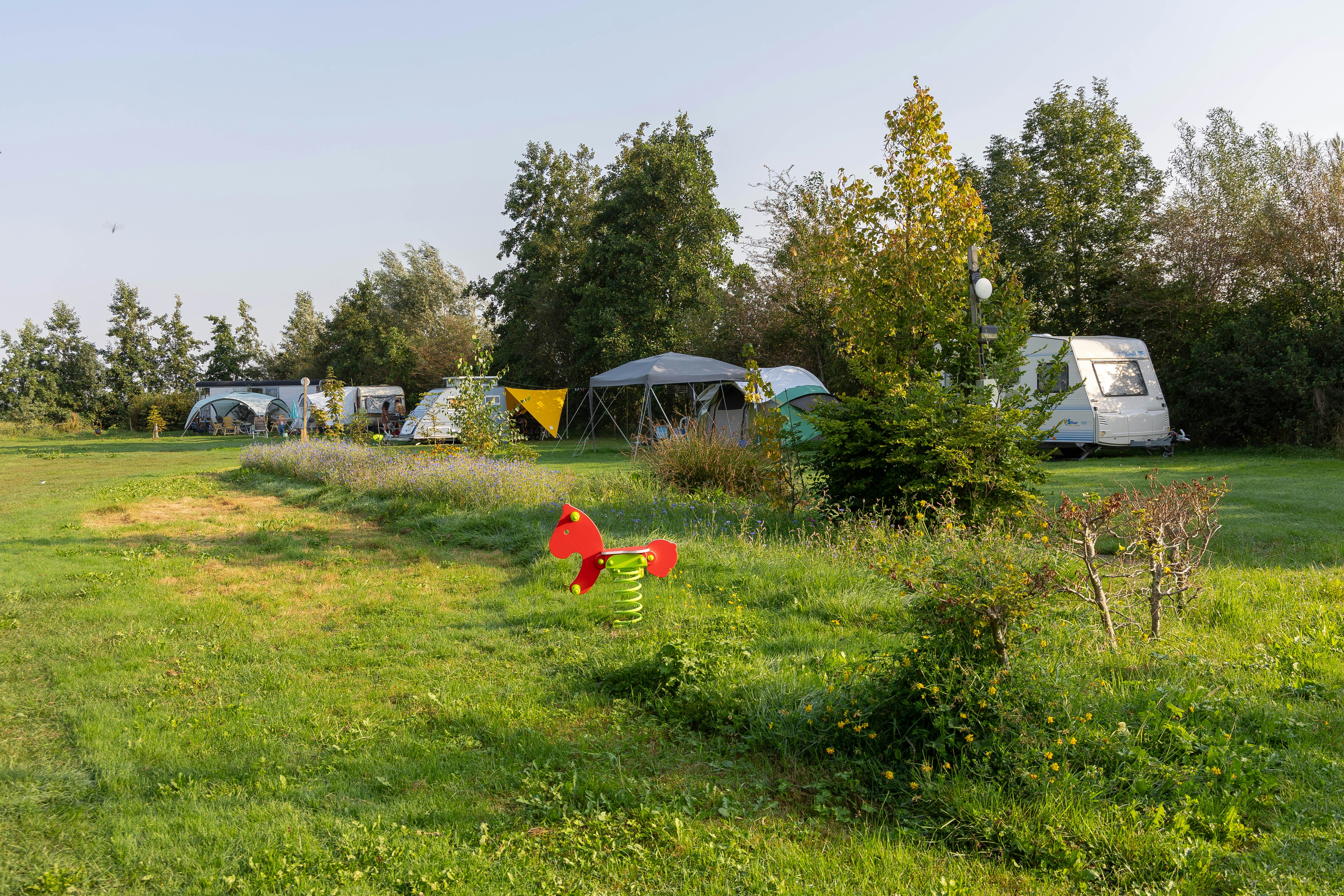 Camping Slingeland  Mini Camping Slingeland - Kinderspielgerät vor der Standplatzwiese