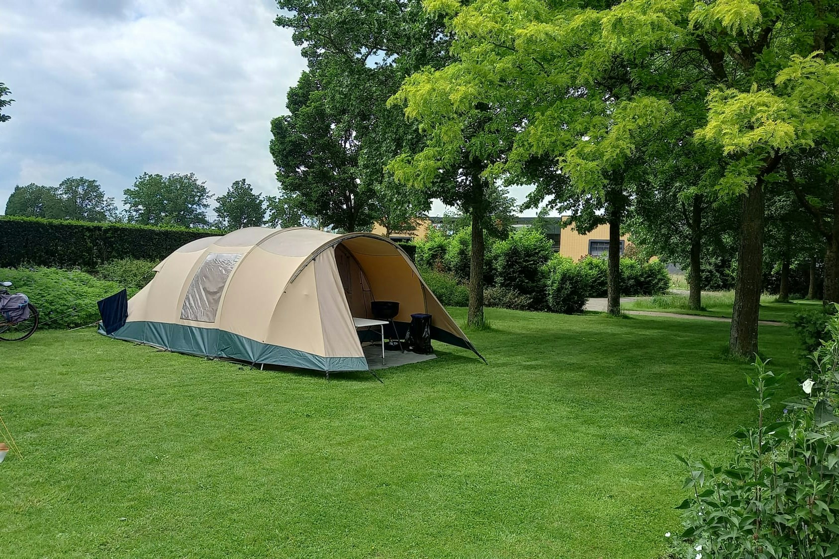 Minicamping Achterhoeks Goed - Zeltplatz zwischen den Bäumen auf dem Campingplatz