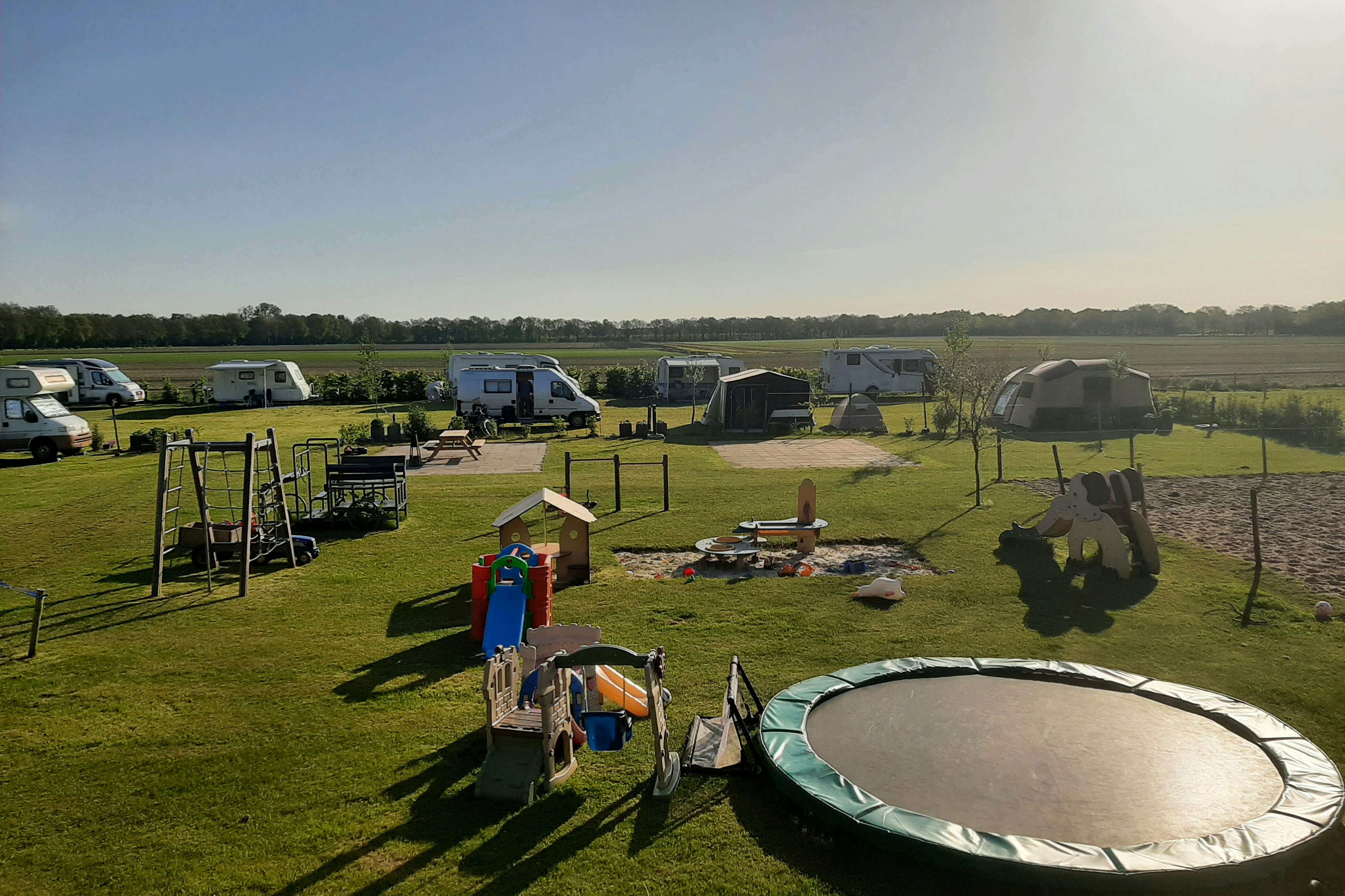 Minicamping Aelderveen - Blick auf den Campingplatz mit Kinderspielplatz