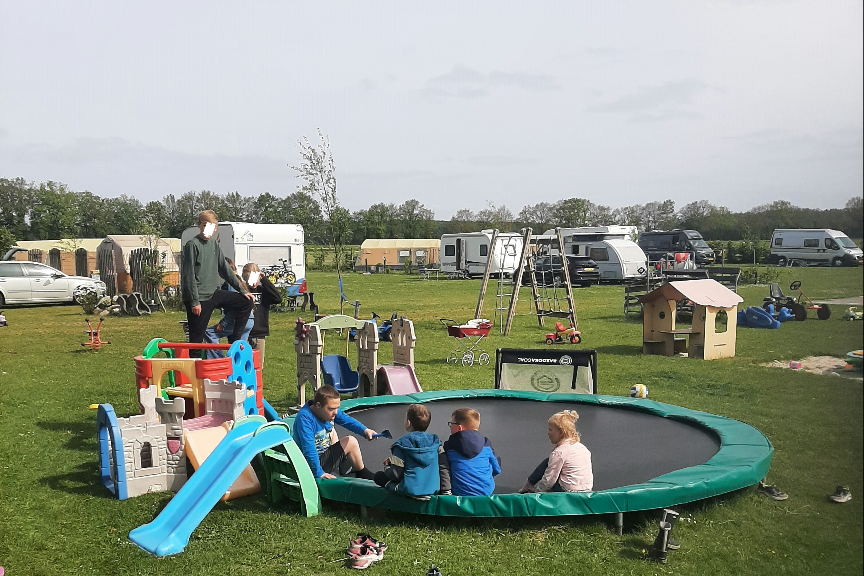 Minicamping Aelderveen - Trampolin auf dem Campingplatz