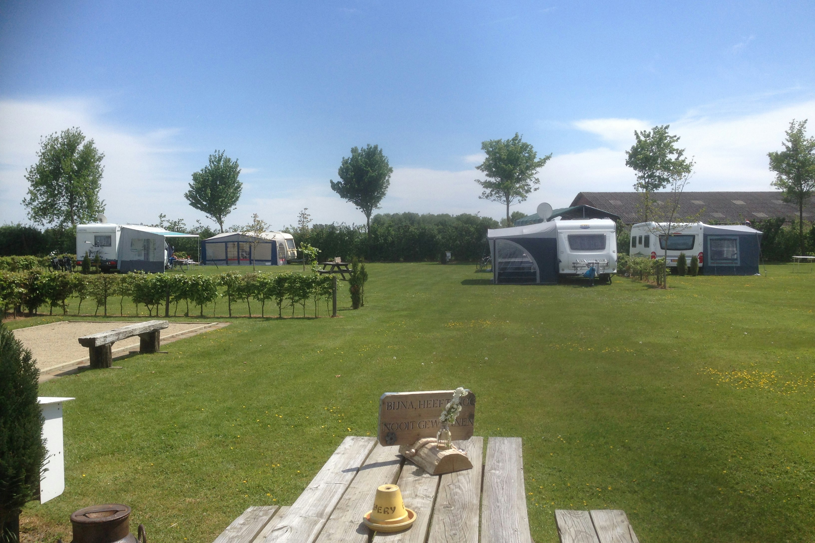 Minicamping ArcheryFarm - Picknicktisch auf der Standplatzwiese