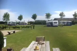Minicamping ArcheryFarm - Picknicktisch auf der Standplatzwiese