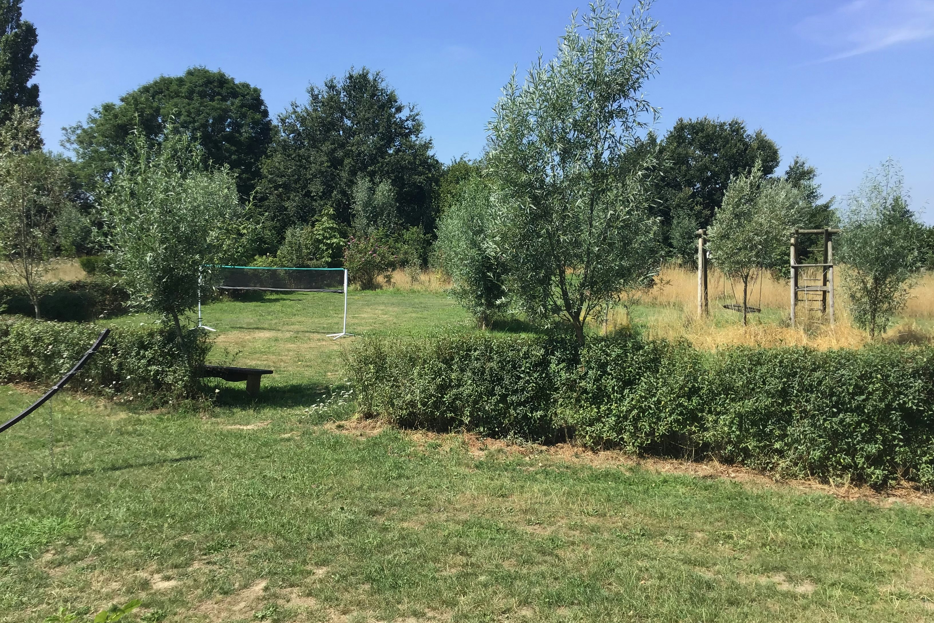 Minicamping Boerderij de Vrije Geest - Volleyballfeld und Klettergerüst auf der Wiese