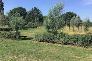 Minicamping Boerderij de Vrije Geest - Volleyballfeld und Klettergerüst auf der Wiese
