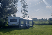 Minicamping Boerderij Hazenveld - Blick auf einen Stellplatz im Grünen
