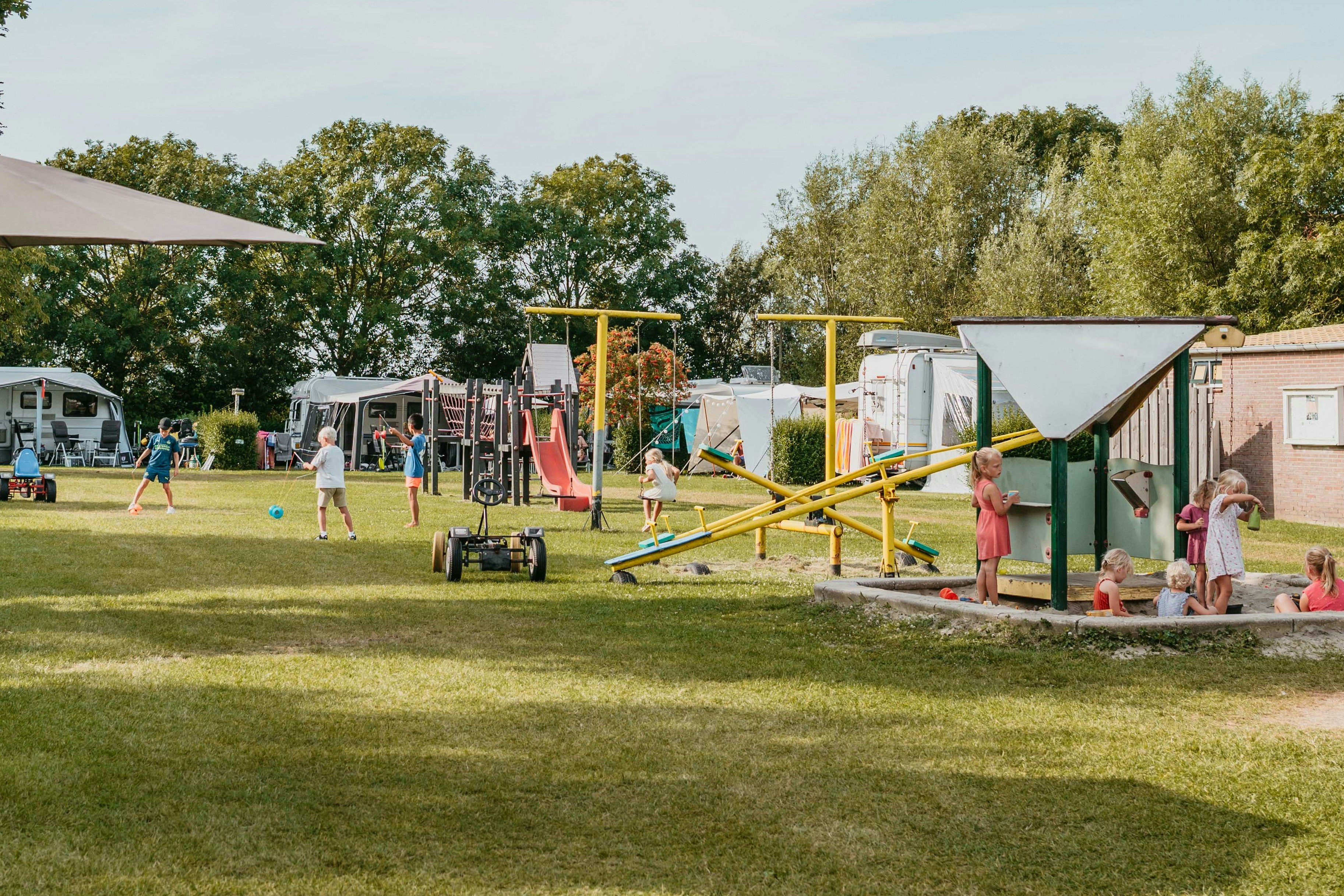 Minicamping Boudewijnskerke - Standplätze auf dem Campingplatz mit Spielplatz