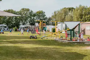 Minicamping Boudewijnskerke - Standplätze auf dem Campingplatz mit Spielplatz