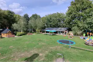Buitengoed Holthees Minicamping Buitenboel Bij ons4 - Blick auf den Campingplatz mit Kinderspielplatz und Trampolin