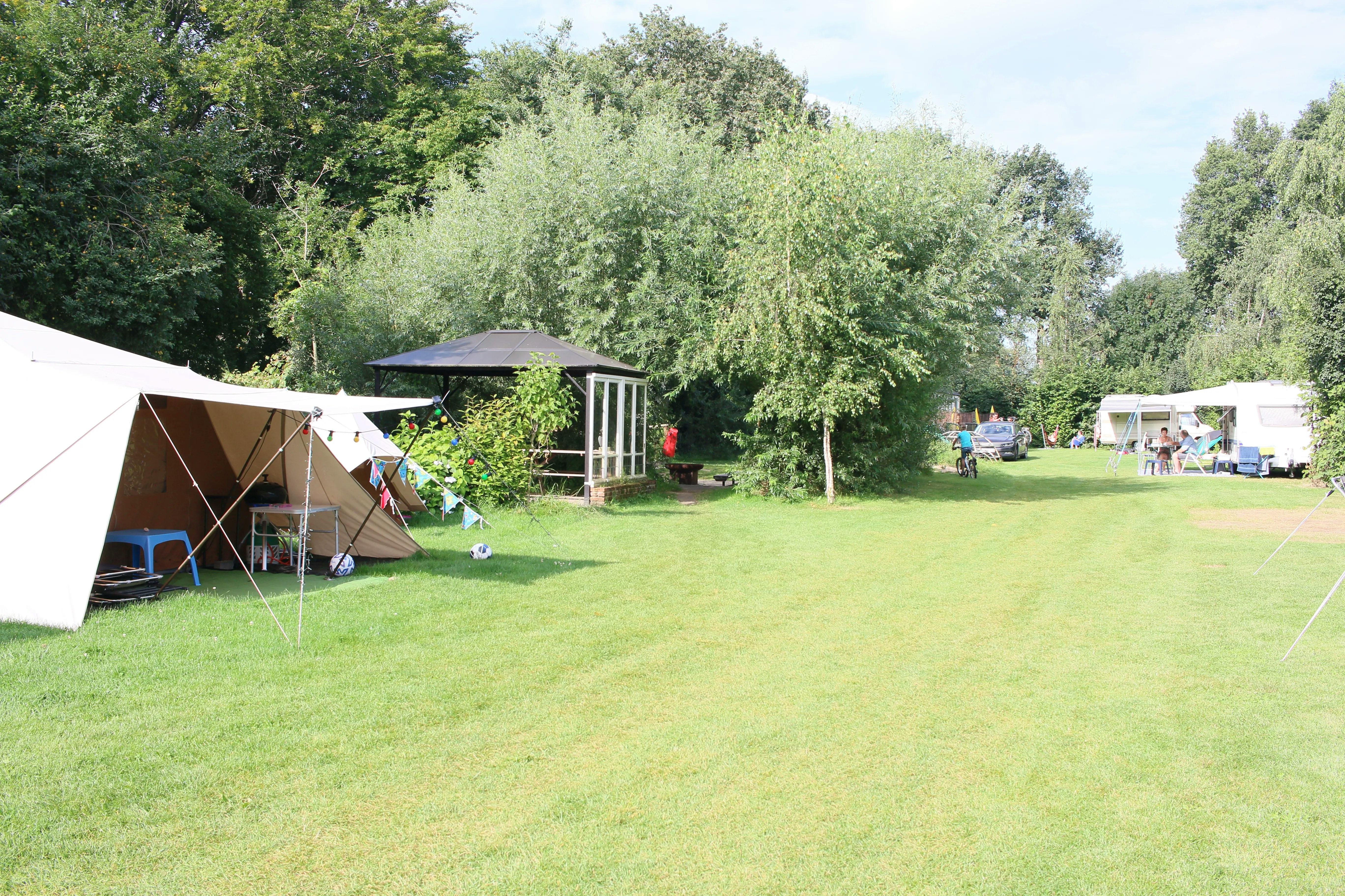 Buitengoed Holthees  Minicamping Buitenboel Bij ons4 - Standplätze auf der Wiese auf dem Campingplatz