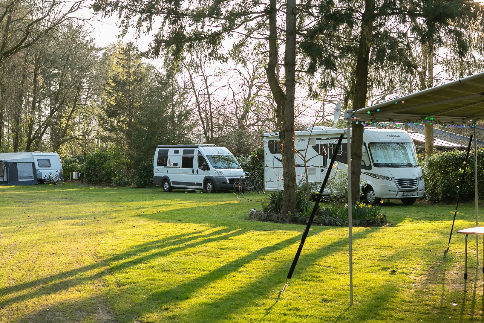 Minicamping De Ballasthoeve - Wohnmobil- und Wohnwagenstandplätze auf der Wiese