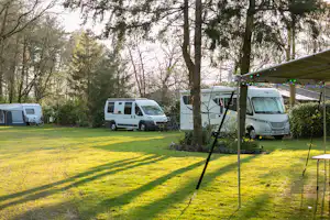 Minicamping De Ballasthoeve - Wohnmobil- und Wohnwagenstandplätze auf der Wiese