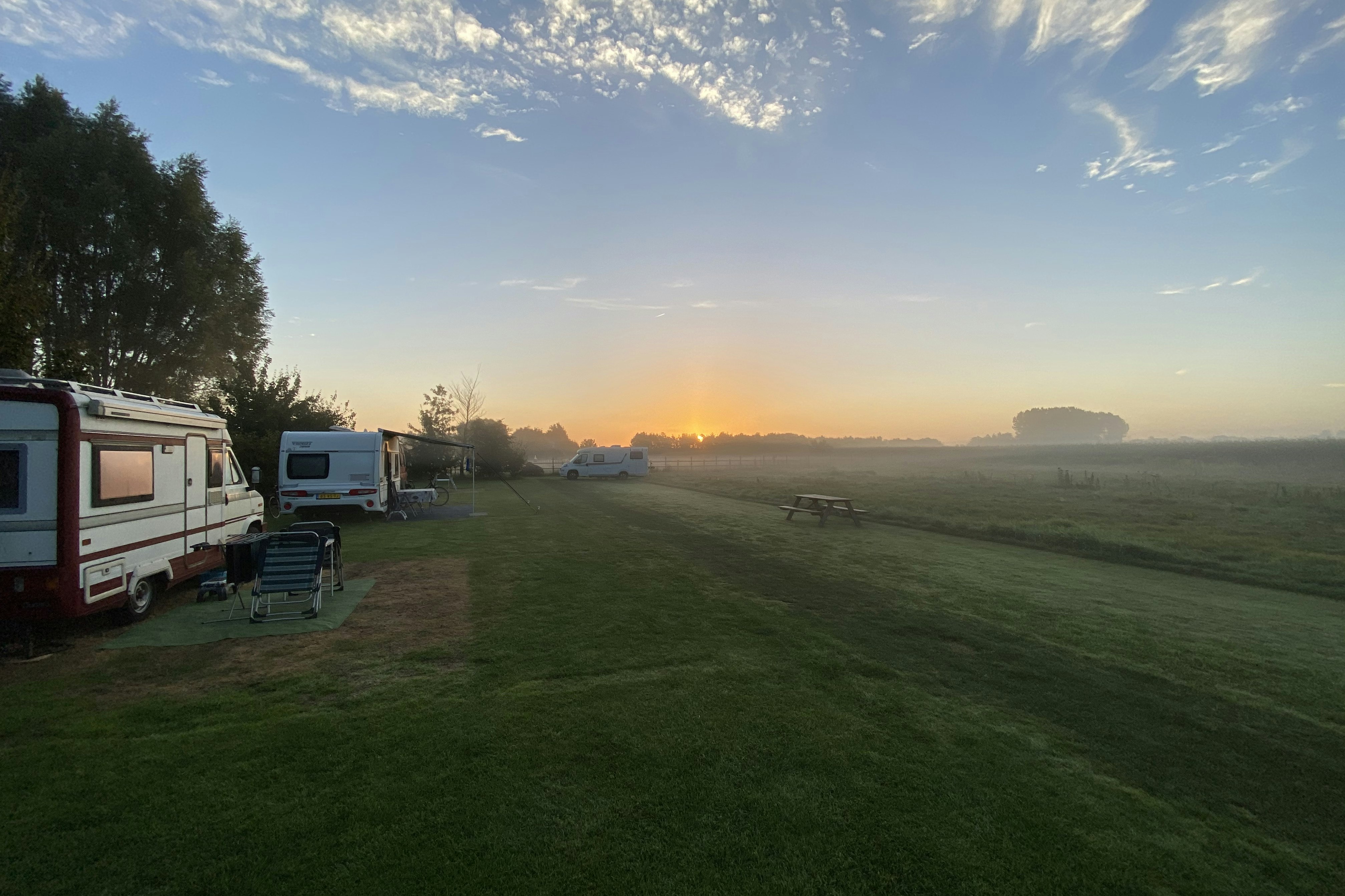 Minicamping De Felis Hoeve - Blick auf die Stellplätze bei Sonnenaufgang