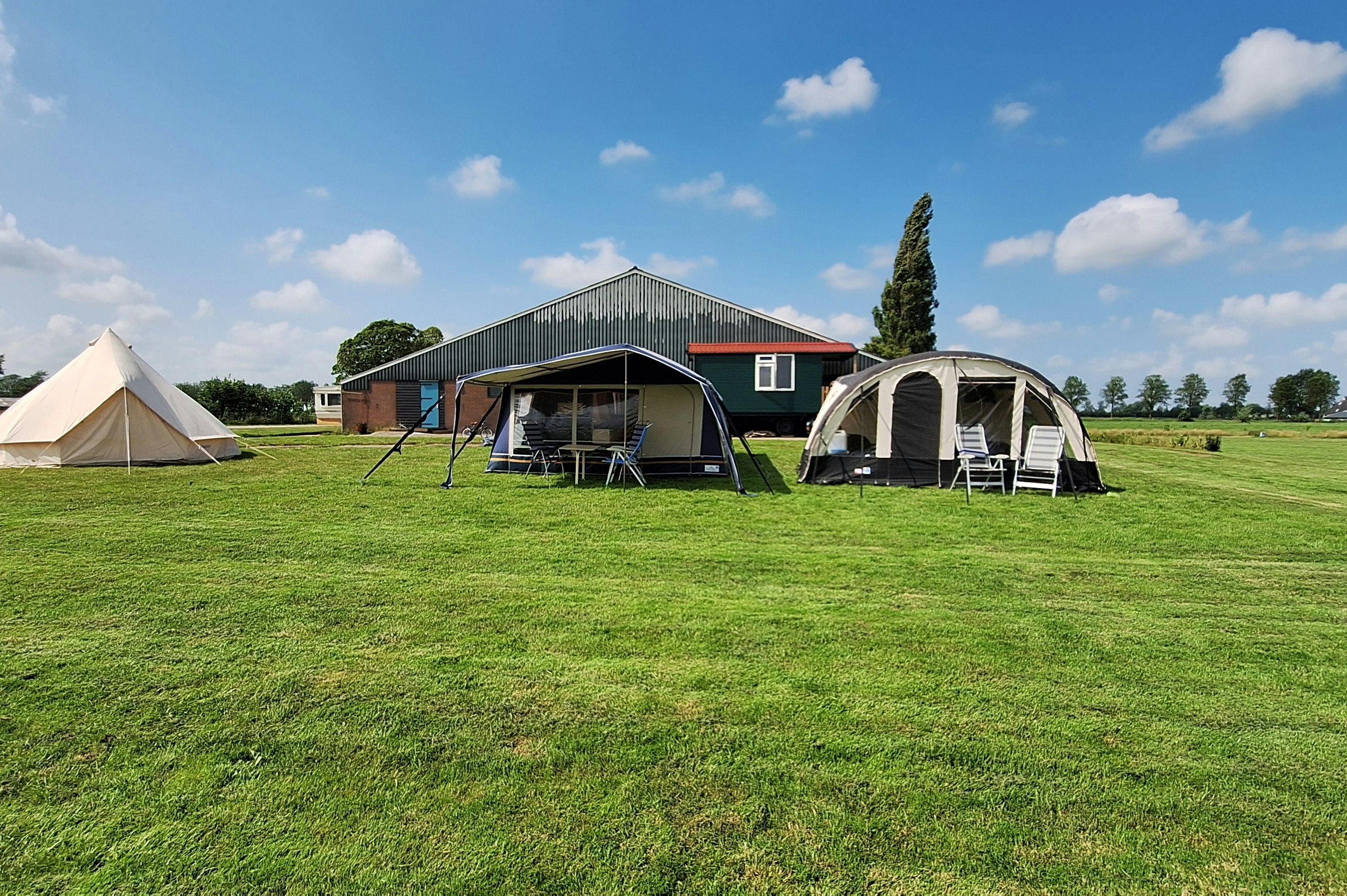 Minicamping De Grutte Earen - Wohnmobil- und Wohnwagenstandplätze auf der Wiese