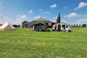 Minicamping De Grutte Earen - Wohnmobil- und Wohnwagenstandplätze auf der Wiese