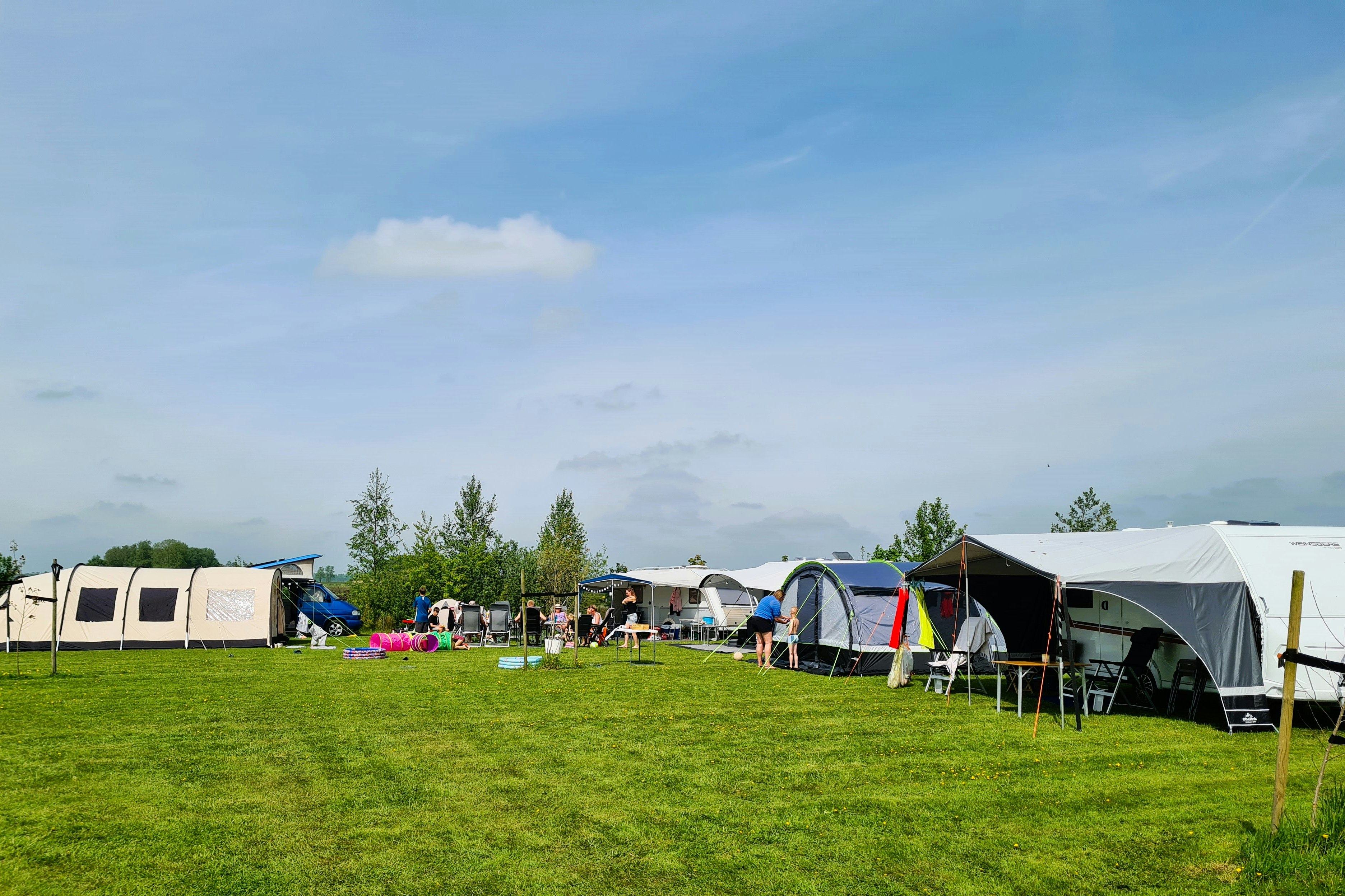 Minicamping De Kan Hoeve - Blick auf die Standplätze auf der Wiese