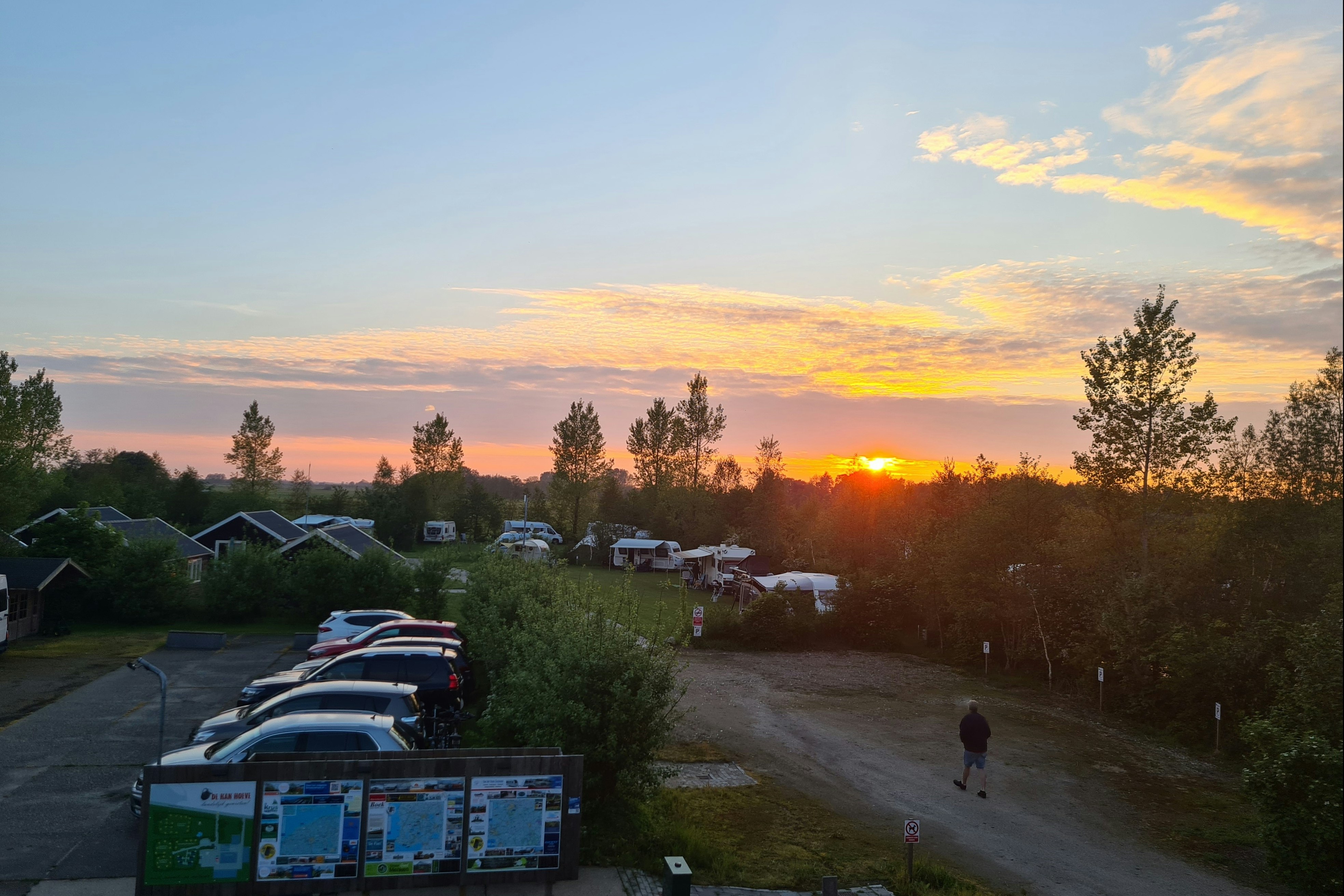 Minicamping De Kan Hoeve - Blick auf die Standplatzwiese bei Sonnenuntergang