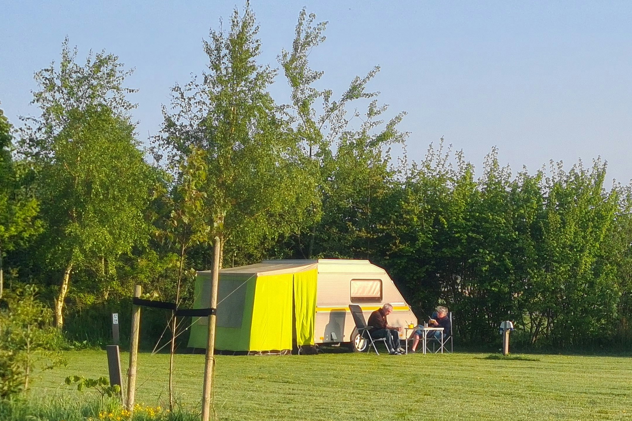 Minicamping De Kan Hoeve - Standplatz auf der Wiese umgeben von Bäumen