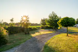 Minicamping De Kleine Abtshoeve - Blick auf den Campingplatz im Grünen