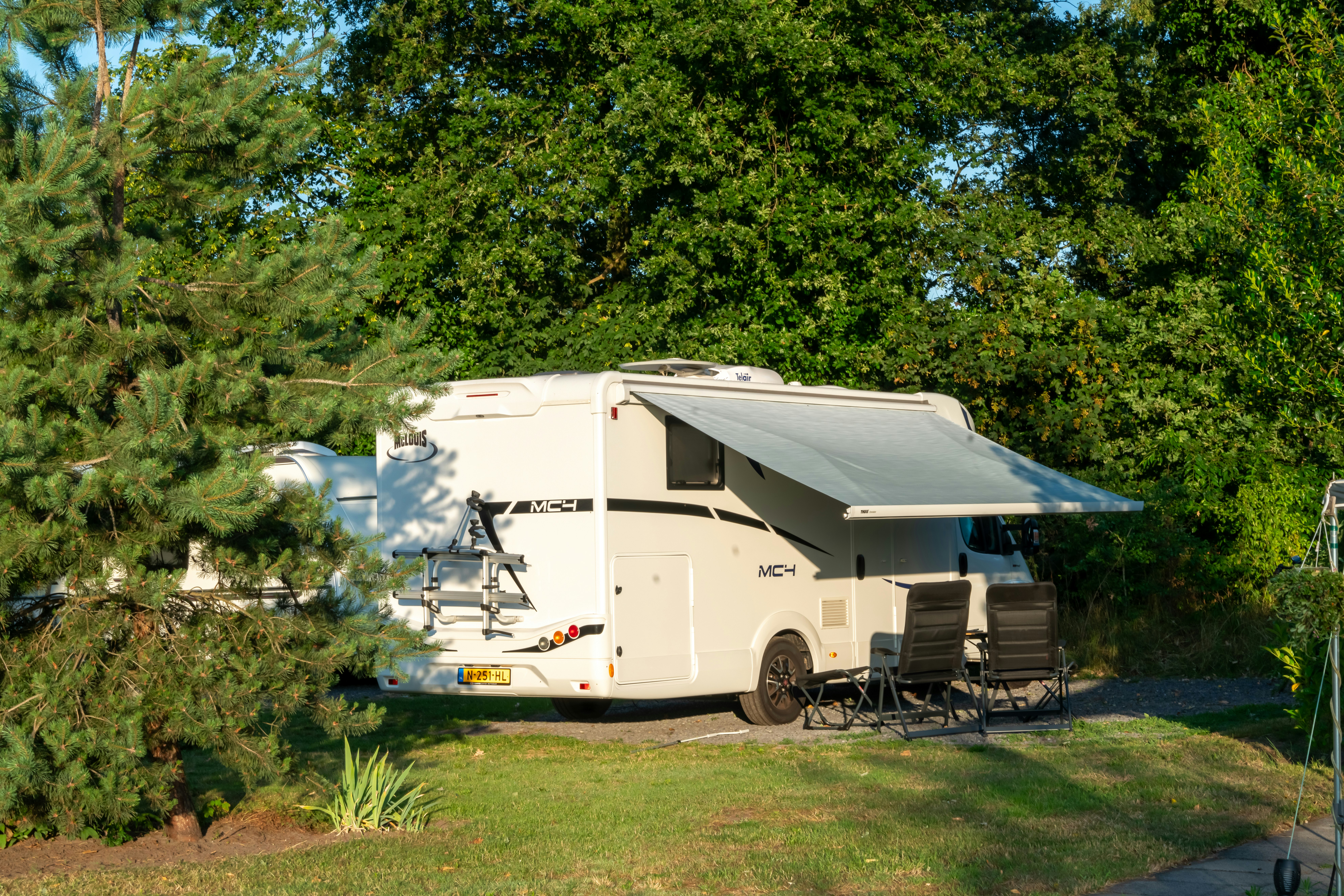 Minicamping De Kleine Abtshoeve - Blick auf die Standplätze auf der Wiese