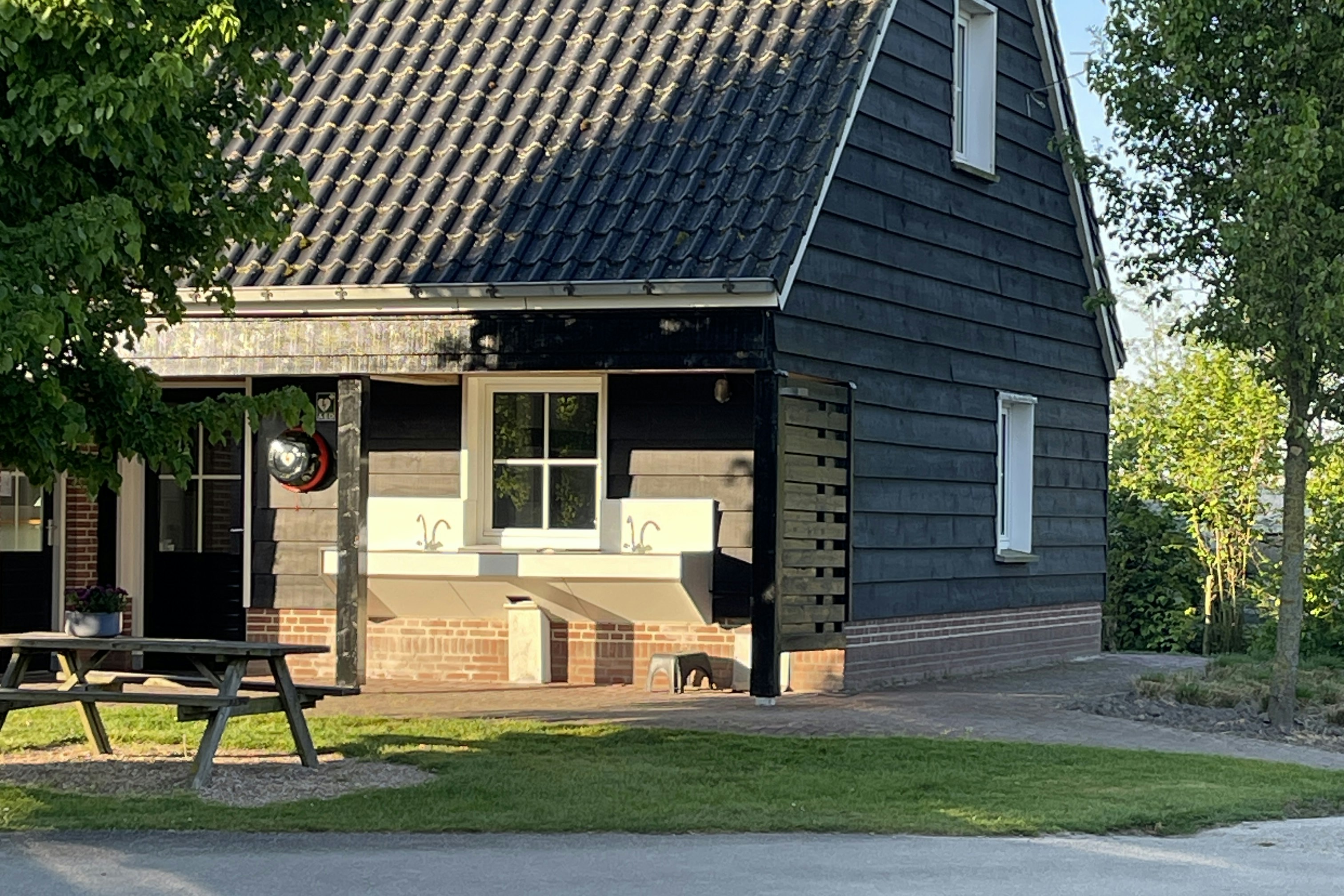 Minicamping De Knokkert - Außenansicht des Servicegebäudes