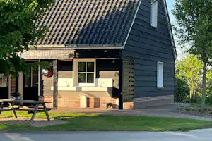 Minicamping De Knokkert - Außenansicht des Servicegebäudes