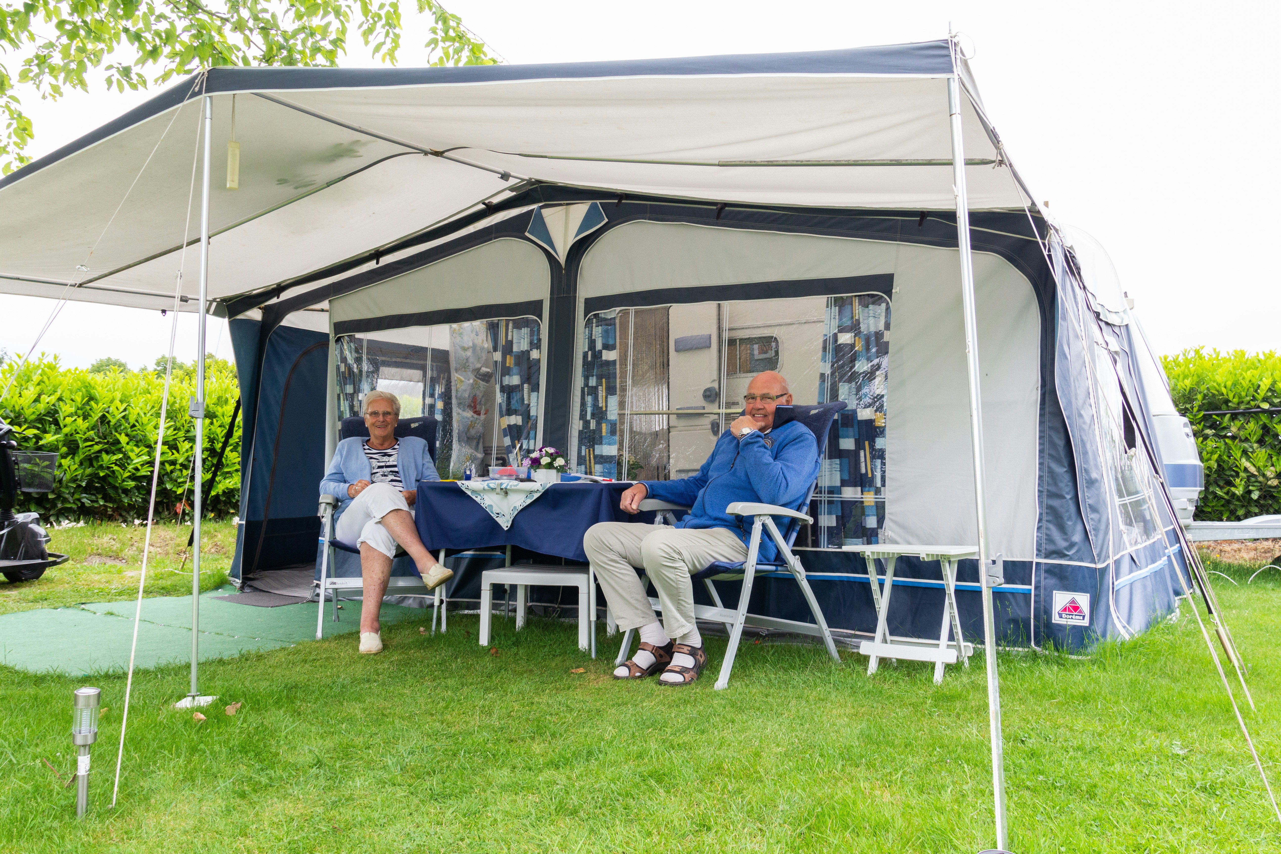 Minicamping De Landerijen - Camper sitzen vor ihrem Standplatz