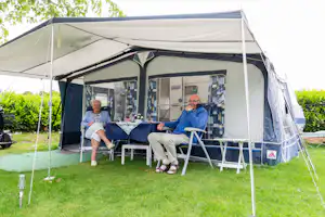 Minicamping De Landerijen - Camper sitzen vor ihrem Standplatz