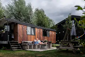 Minicamping de Reekens - Mobilheim mit Veranda auf dem Campingplatz