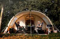 Minicamping de Reekens - Großes Zelt im Schatten der Bäume