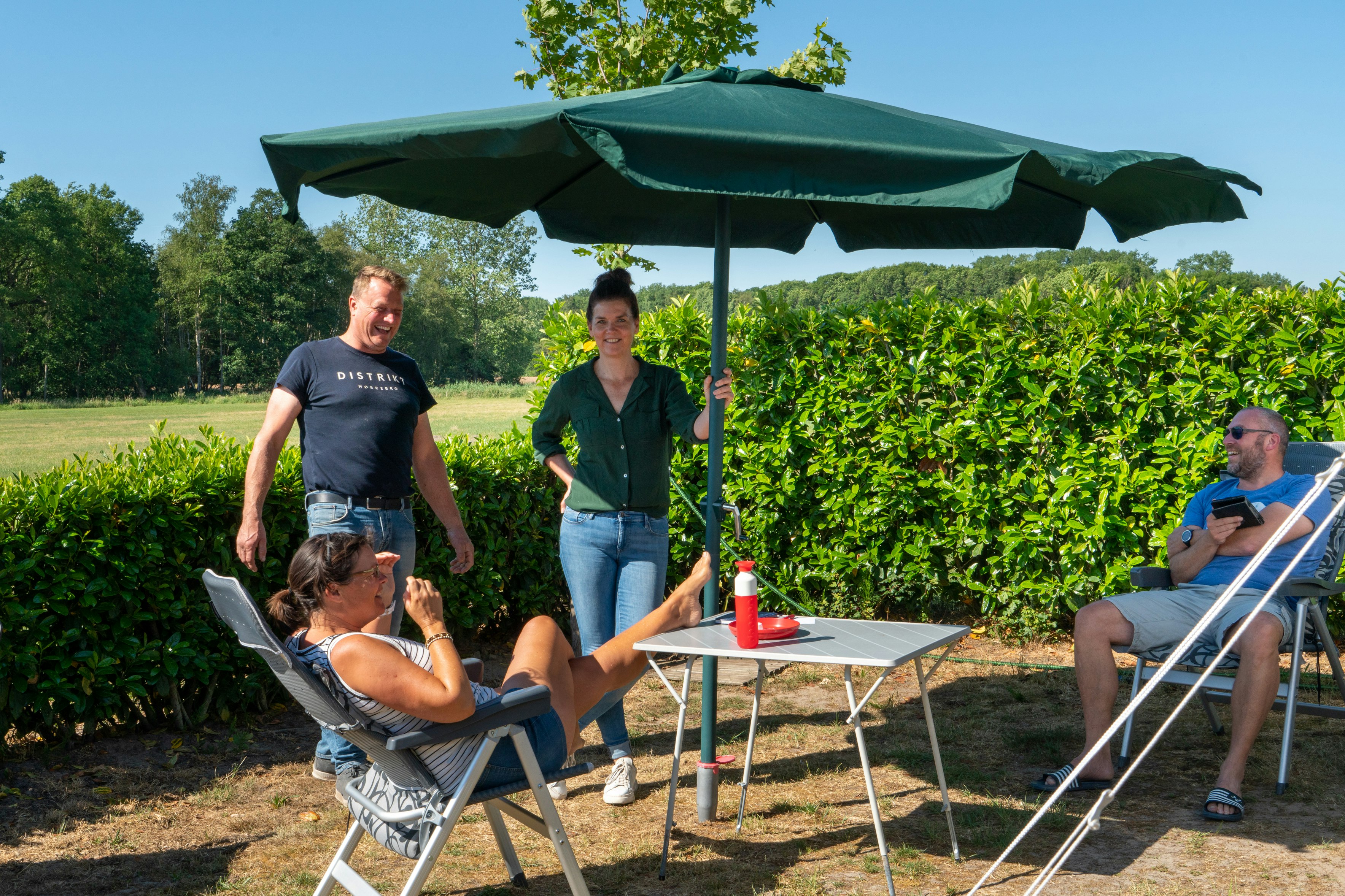 Minicamping De Stamhoeve - Camper sitzen gemeinsam auf dem Campingplatz