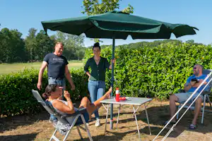 Minicamping De Stamhoeve - Camper sitzen gemeinsam auf dem Campingplatz