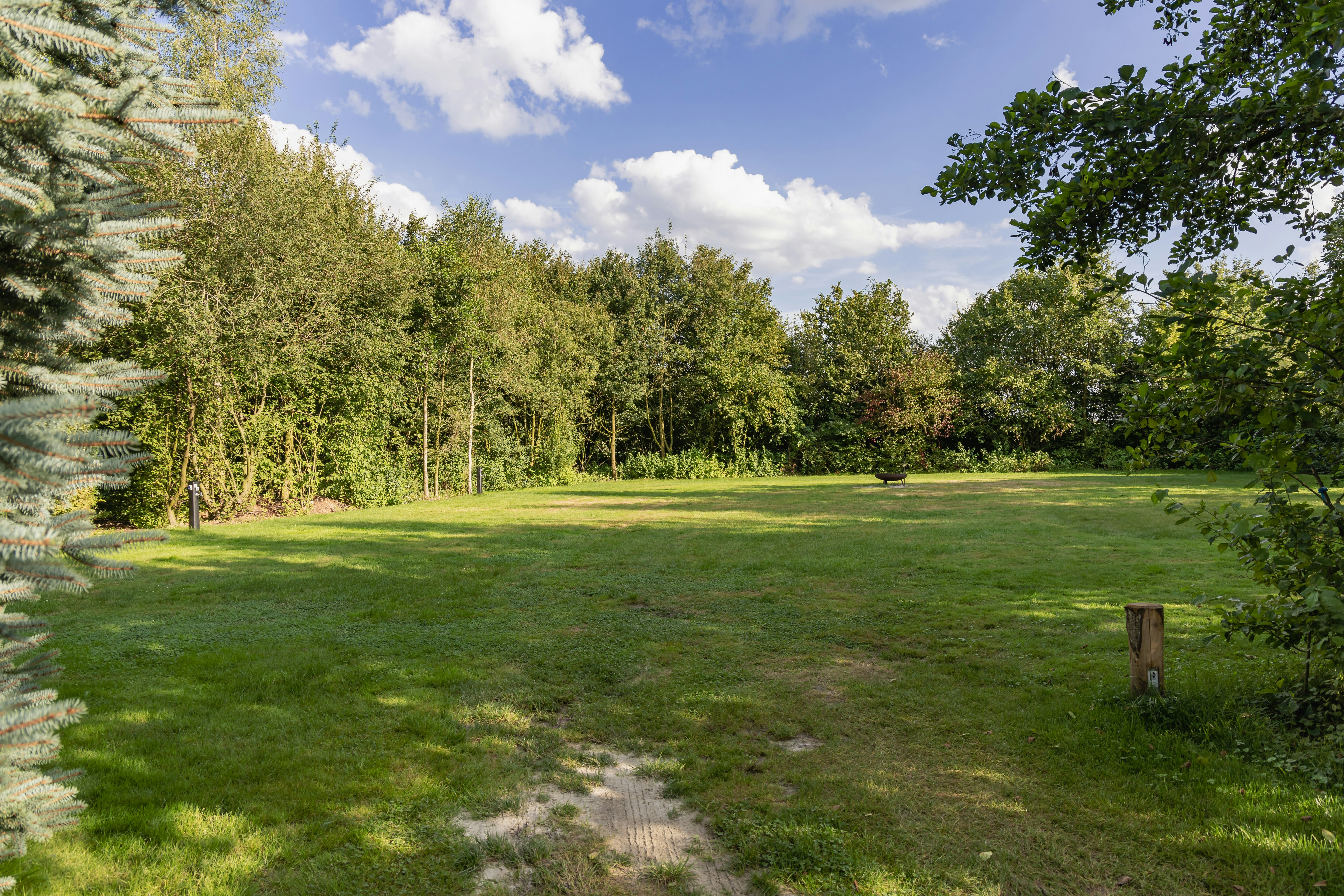 Minicamping de Torenvalk  Minicamping De Torenvalk - Standplatzwiese auf dem Campingplatz