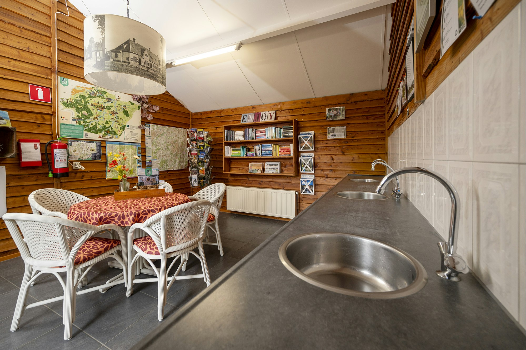 Minicamping De Tramhalte - Aufenthaltsraum mit Esstisch und Spülbecken