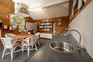 Minicamping De Tramhalte - Aufenthaltsraum mit Esstisch und Spülbecken