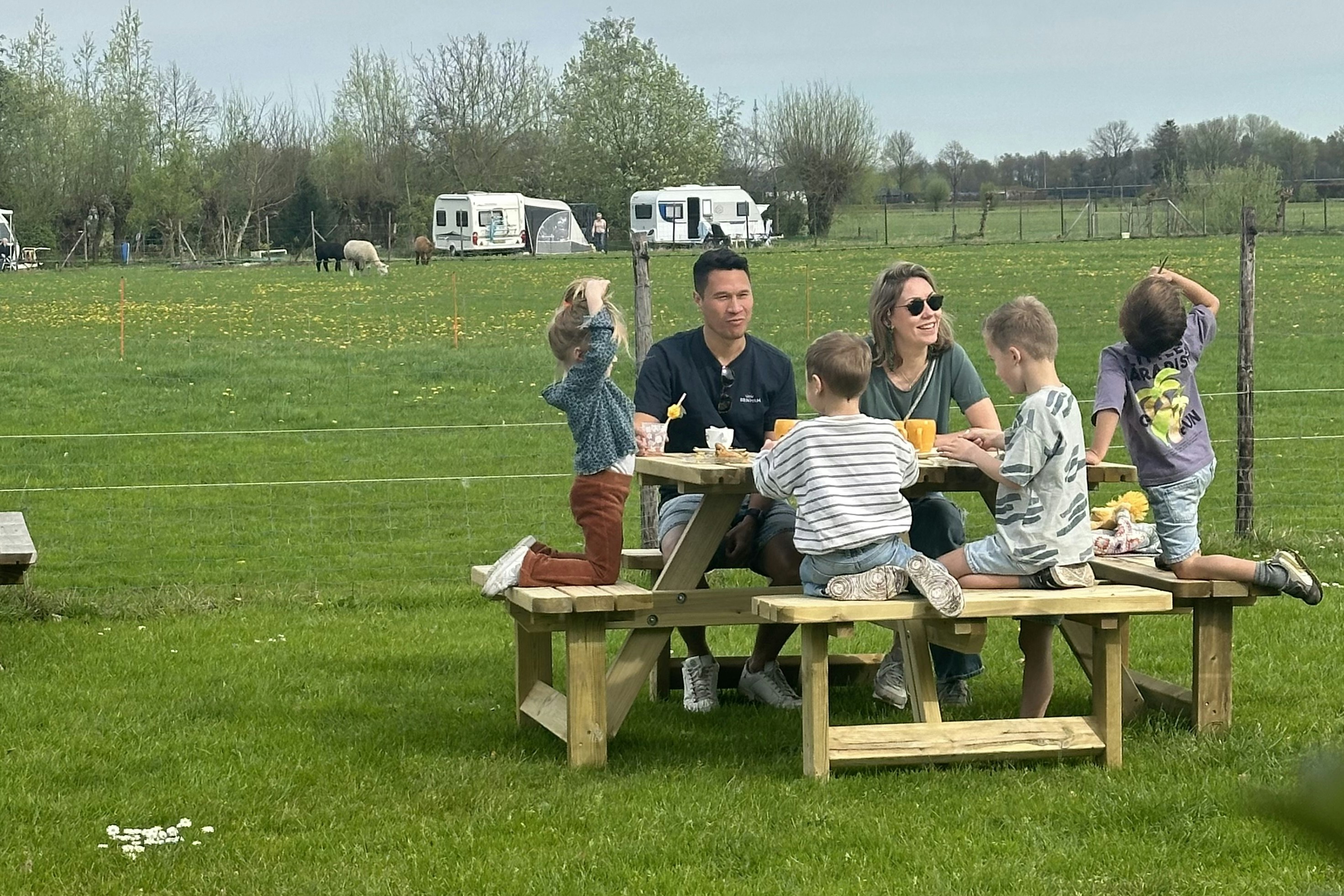 Wilgenhart - Familie auf einer Picknickbank
