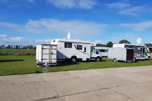 Minicamping en stalling De Heuvel - Standplätze auf dem Campingplatz
