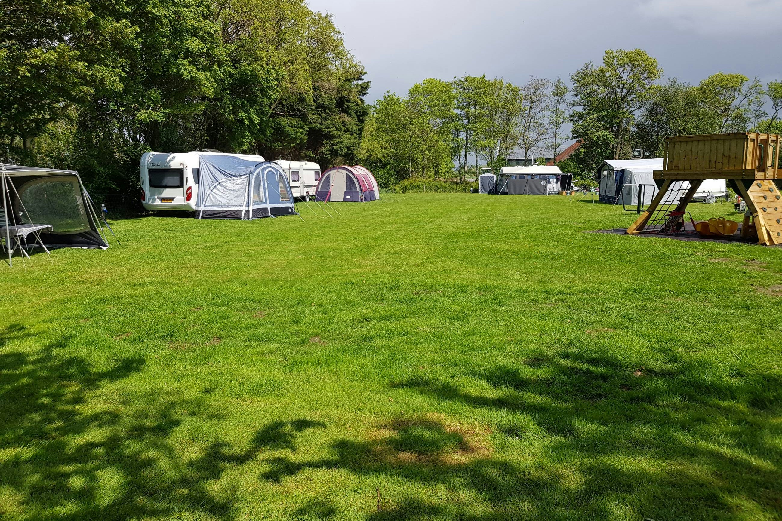 Minicamping en stalling De Heuvel - Standplatzwiese auf dem Campingplatz