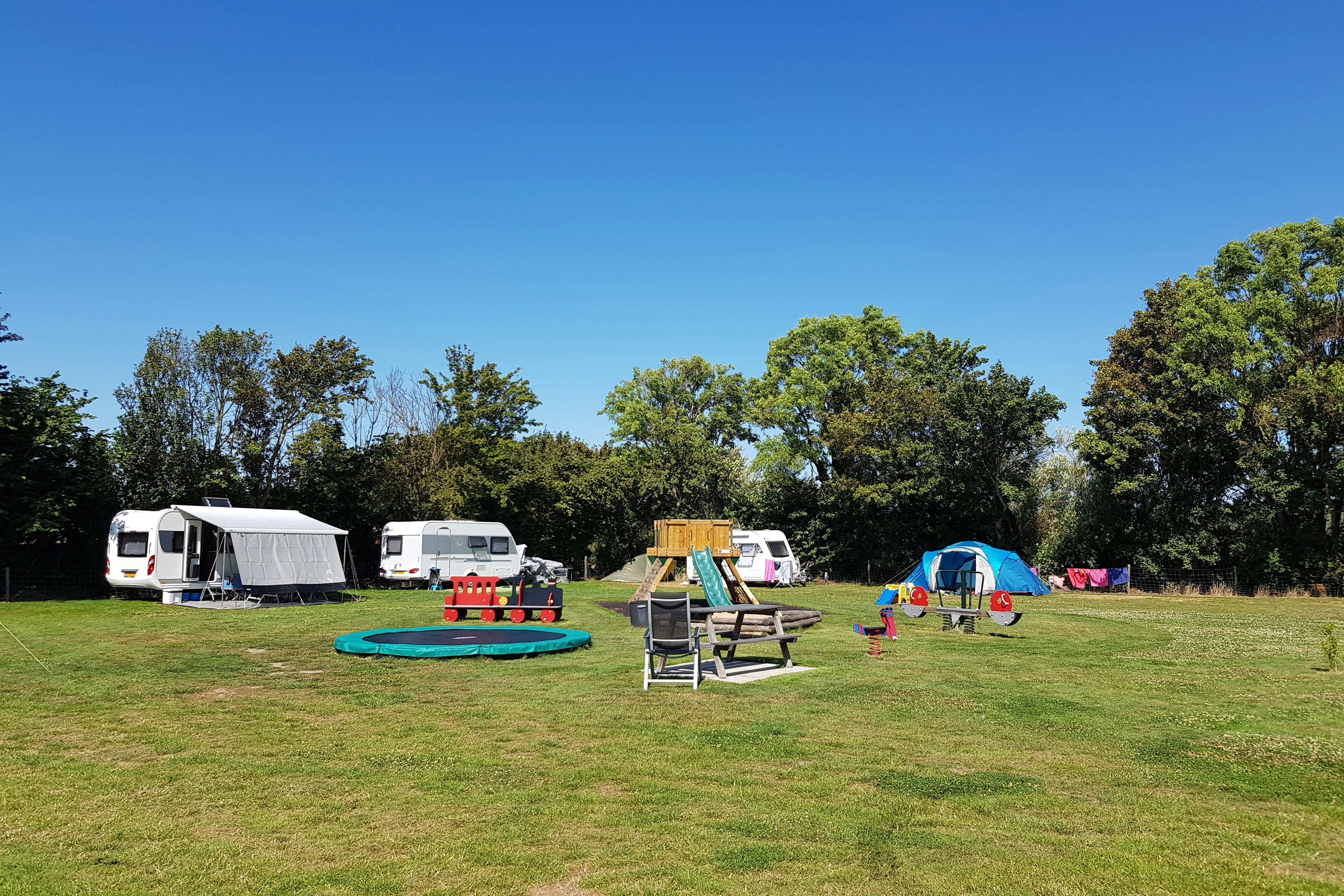 Minicamping en stalling De Heuvel - Wohnmobil- und Wohnwagenstandplätze auf der Wiese
