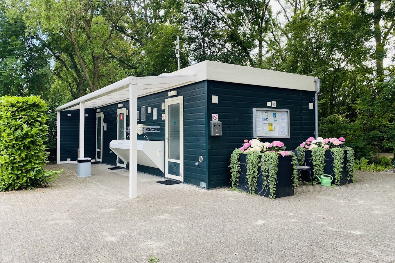 Minicamping Groenhil - Blick auf den Sanitärblock auf dem Campingplatz