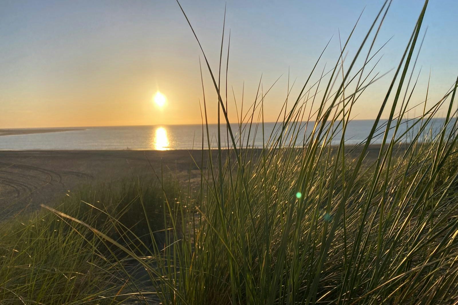 Minicamping Groenhil - Blick auf den Strand bei Sonnenuntergang