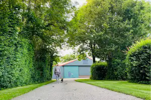 Minicamping Groenhil - Camperin mit Hund beim Spazieren auf dem Campingplatz